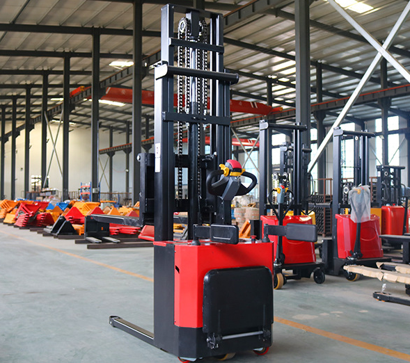 爱游戏体育在线入口:地牛搬运超高货物会造成视野盲区存在安全隐患